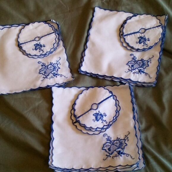 TOM THOMPSON Elegant Cream Napkins with Pastel Swirls set of 4 - Picture 4 of 4